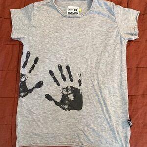 nununu Gray T-Shirt with Black Handprint Design size 8-9